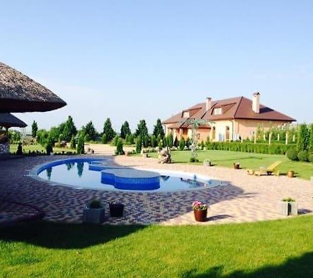 Maetok Country Club Hotel Petrove Bagian luar foto