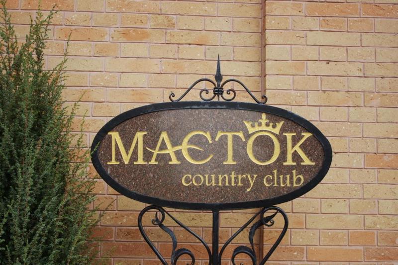 Maetok Country Club Hotel Petrove Bagian luar foto