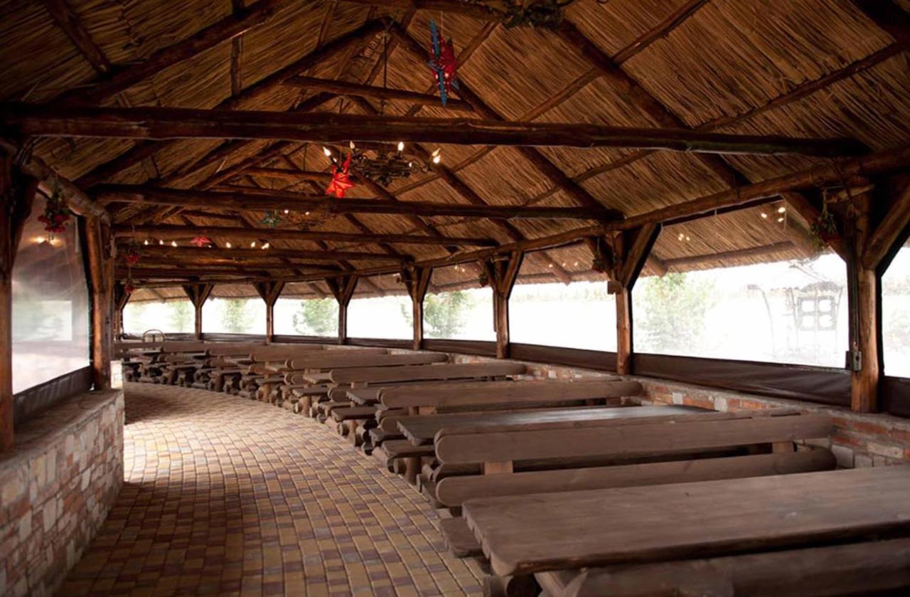 Maetok Country Club Hotel Petrove Bagian luar foto